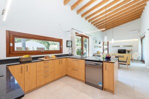 Fridge, microwave, oven, dishwasher - Amedart - House In Marina Manresa. Free Wifi (Manresa, Illes Balears)