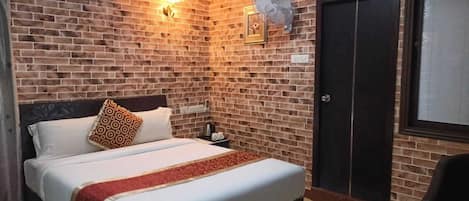 Deluxe Double Room | Blackout drapes, iron/ironing board, free WiFi