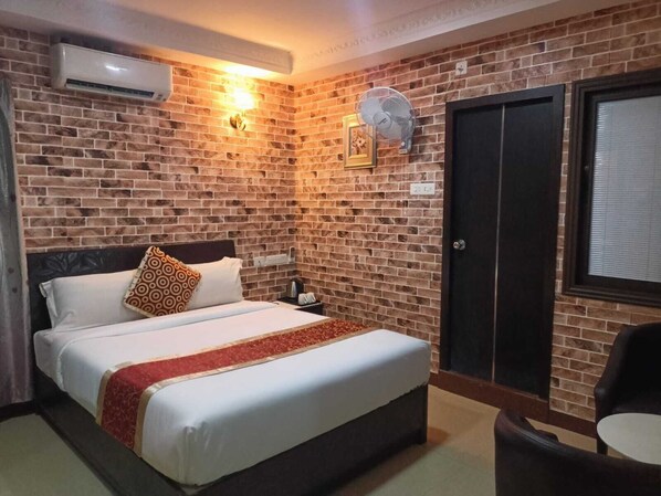 Deluxe Double Room | Blackout drapes, iron/ironing board, free WiFi - Hotel Queen Emperor (Tiruchirappalli)