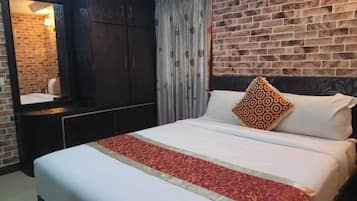 Deluxe Double Room | Blackout curtains, iron/ironing board, free WiFi