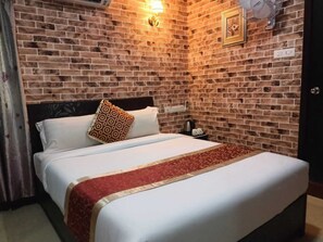 Deluxe Double Room | Blackout drapes, iron/ironing board, free WiFi - Hotel Queen Emperor (Tiruchirappalli)