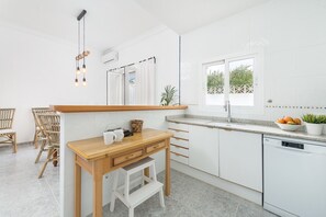 Fridge, microwave, oven, dishwasher - Sa Marina - House In Alcúdia. Free Wifi (Sa Marina (alcúdia), Illes Balears)