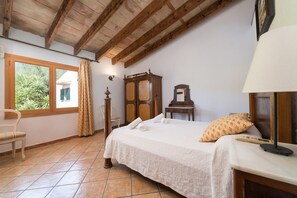 6 Schlafzimmer, Bügeleisen/Bügelbrett