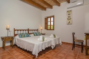 4 bedrooms, iron/ironing board