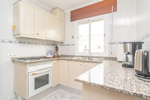 Kühlschrank, Mikrowelle, Ofen, Wasserkocher mit Kaffee-/Teezubehör