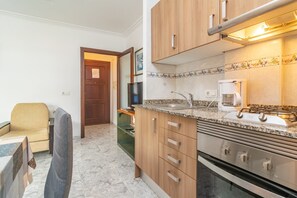 Refrigerador, microondas, horno, cafetera/tetera