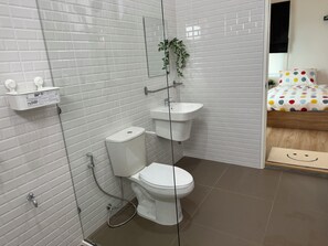 Shower, hair dryer, bidet, towels - Charming 2-bedroom house near natural  Hotspring with WiFi and AC in Ranong  (Mueang Ranong ,)