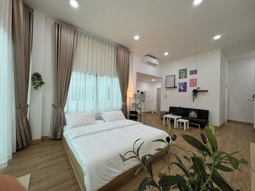 Charming 2-bedroom house near natural  Hotspring with WiFi and AC in Ranong 