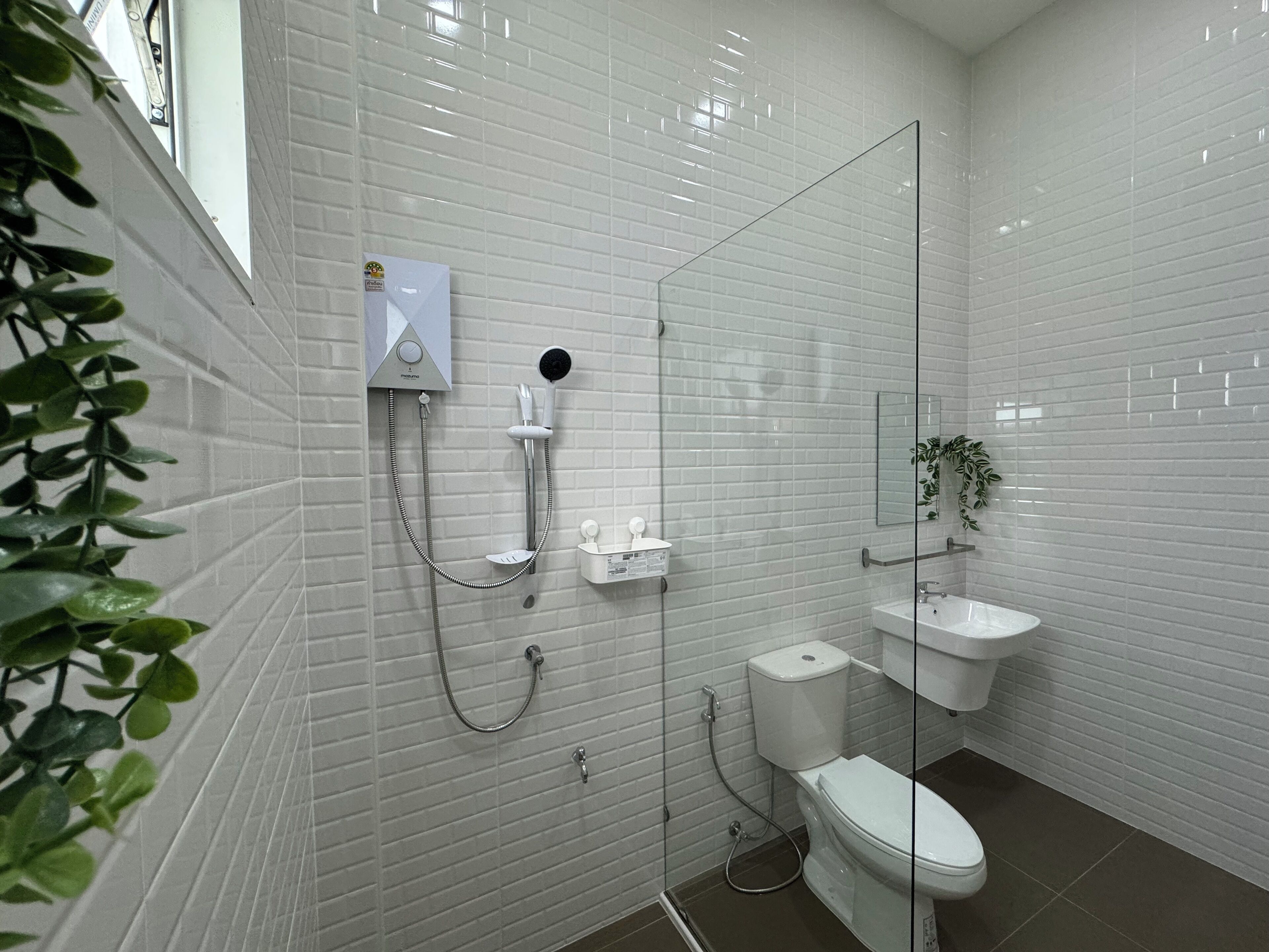 Regadera, secadora de cabello, bidet, toallas 