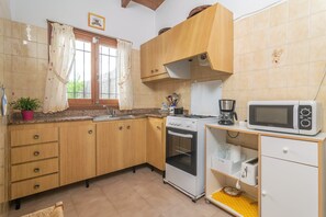 Kühlschrank, Mikrowelle, Ofen, Wasserkocher mit Kaffee-/Teezubehör