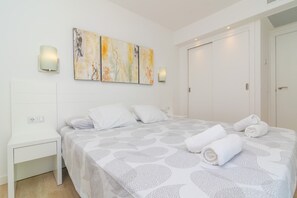 2 habitaciones y tabla de planchar con plancha 