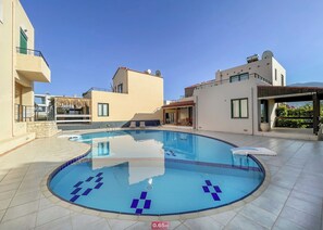 Outdoor pool, pool umbrellas, pool loungers - Villa Evgenia (Apokoronas)