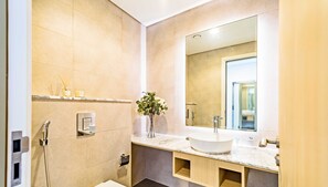 Khăn tắm, xà phòng, dầu gội, giấy vệ sinh