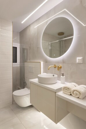 Shower, hair dryer - Millerou16-18·Elegant minimal studio in Kerameikos (Athens)