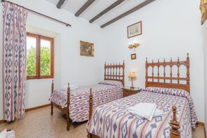 6 chambres, fer et planche à repasser