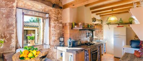 Jääkaappi, mikroaaltouuni, uuni, astianpesukone