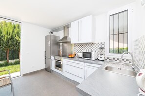 Fridge, microwave, oven, stovetop - Domus Genti - Villa With Private Pool. Free Wifi (Son Serra De Marina, Illes Balears)