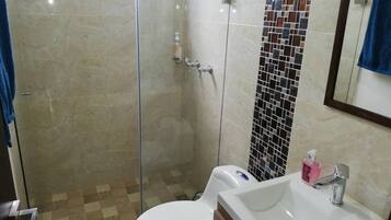 Apartment, 1 Bedroom, Accessible, City View | Bathroom
