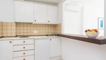 Réfrigérateur, micro-ondes, plaque de cuisson, cafetière/bouilloire