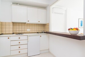 Jääkaappi, mikroaaltouuni, kahvin-/teenkeitin, syöttötuoli