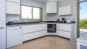 Coffee/tea maker, fridge, microwave, oven - Antonia - House In Can Picafort. Free Wifi (, Illes Balears)
