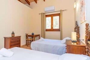 2 dormitorios y tabla de planchar con plancha