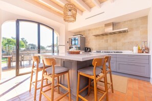 Fridge, microwave, oven, stovetop - Son Catxo - Villa With Private Pool In Búger (, Illes Balears)