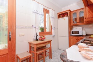 Fridge, microwave, oven, dishwasher - Pinya - House In Port D'alcúdia. Free Wifi (Port D'alcúdia, Illes Balears)