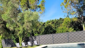 A clear swimming pool with lounge chairs and a fence. - House in Provence, large garden and swimming pool ( 10 people ) in Orange (Orange)
