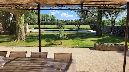 Villa paisible en Provence, grand jardin et piscine ( entièrement rénovée )