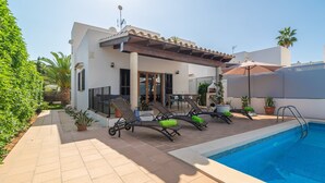 A modern house with a swimming pool, outdoor seating, and a garden. - Casa Hector - Villa With Private Pool In Cala D'or (Cala D'or, Illes Balears)