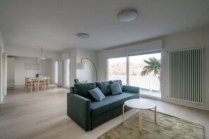 Apartamento, balcón, vistas al lago | Zona de estar | Televisión de pantalla plana de 32 pulgadas con canales por satélite