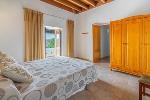 4 bedrooms, iron/ironing board