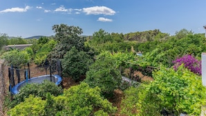 A garden with a trampoline, various plants, and a pergola. - Cas Consul - Villa With Private Pool. Free Wifi (Sant Miquel De Balasant, Illes Balears)