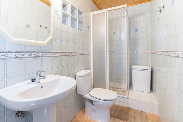 Un baño con lavabo, inodoro y ducha.