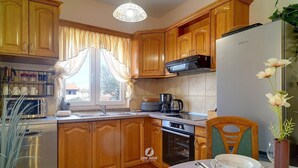Coffee/tea maker, fridge, microwave, oven