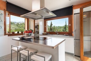 Kylskåp, mikrovågsugn, ugn och spishäll