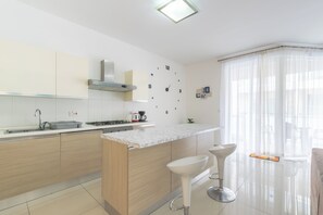 Réfrigérateur, micro-ondes, plaque de cuisson, cafetière/bouilloire