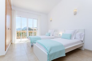 4 bedrooms, iron/ironing board