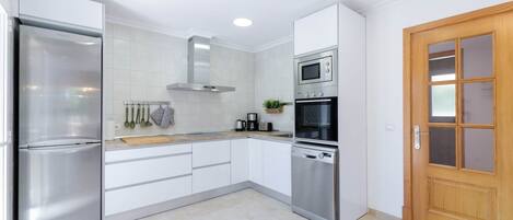 Køleskab, mikrobølgeovn, ovn, kogeplade