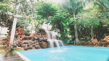 Kolam renang terbuka