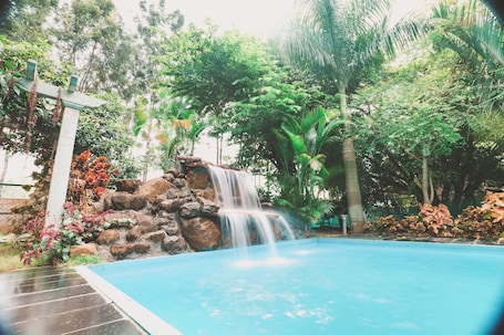 Una piscina al aire libre