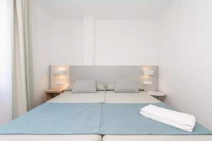 2 habitaciones y tabla de planchar con plancha