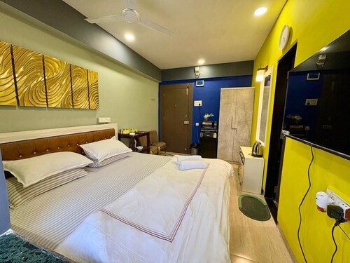 Charming Fully Furnished Studio at Hill Road, Bandra West. 