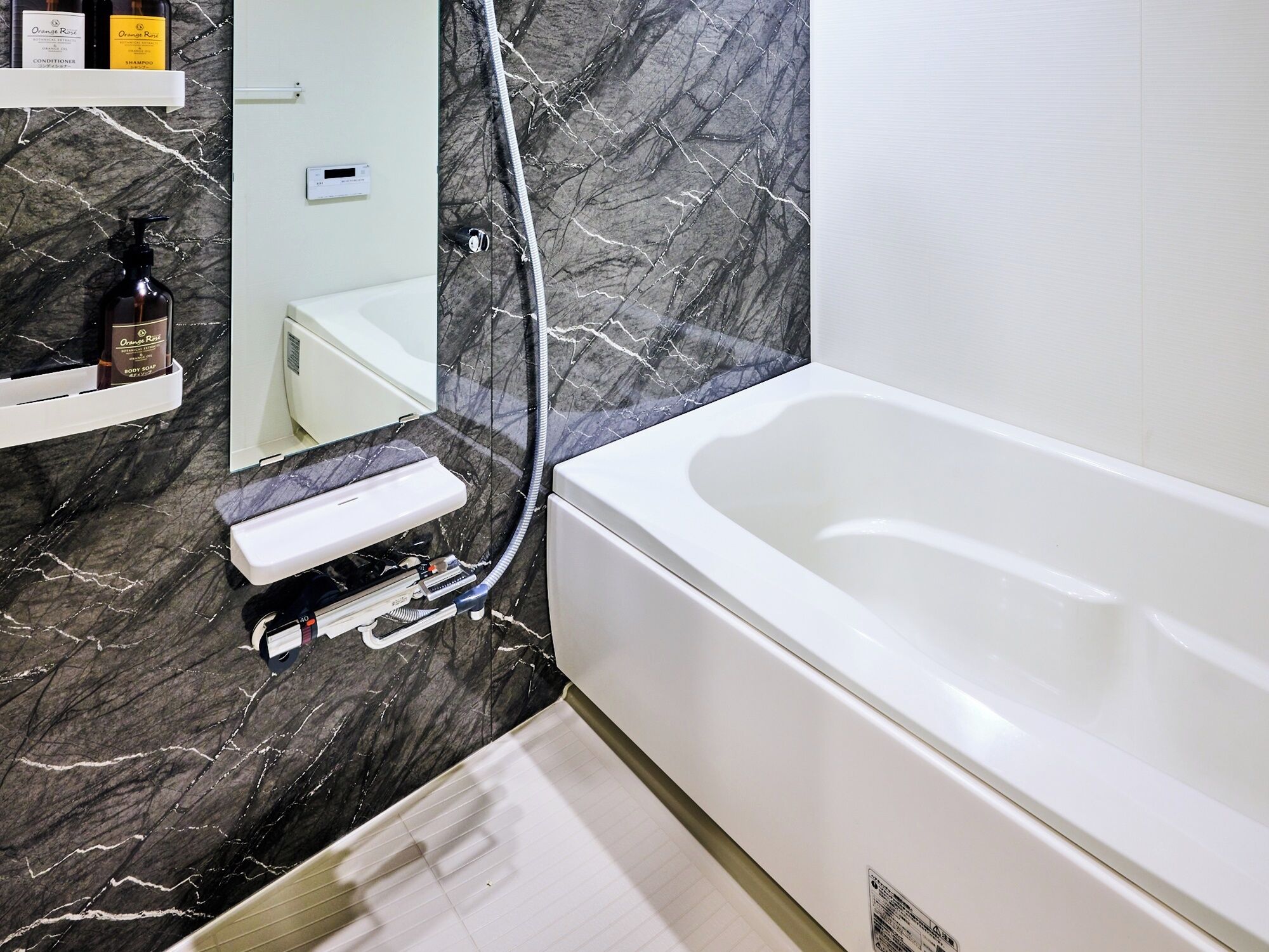 Tina con regadera, secadora de cabello, toallas, shampoo 