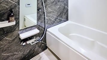 Tina con regadera, secadora de cabello, toallas, shampoo