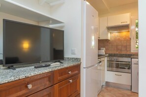 Kühlschrank, Ofen, Geschirrspüler, Wasserkocher mit Kaffee-/Teezubehör