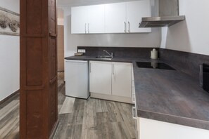 Fridge, microwave, oven, coffee/tea maker