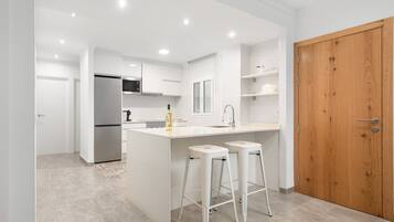 Frigorífico, microondas, horno y placa de cocina