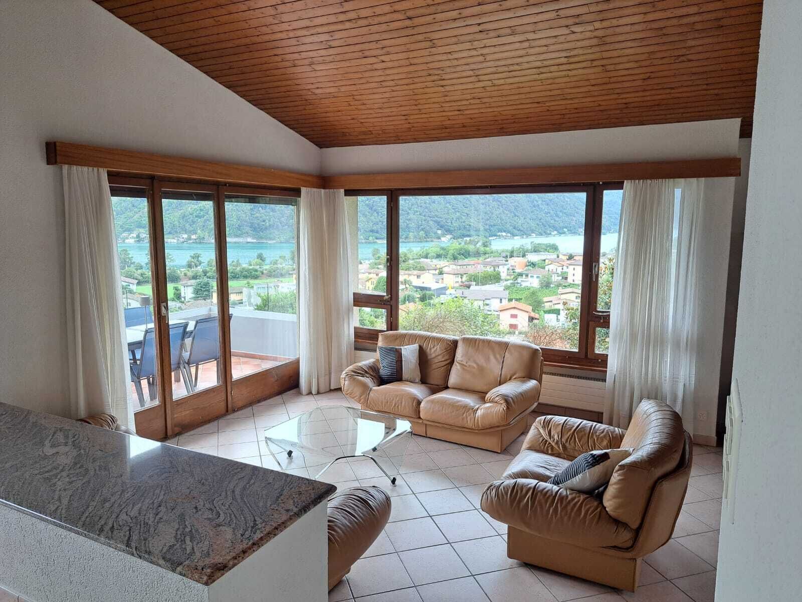 Televisi layar datar 32-inci dengan saluran TV satelit